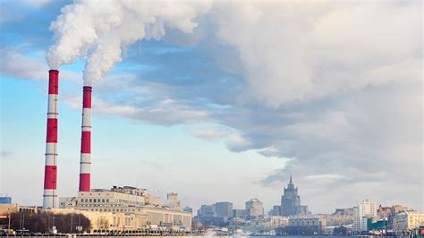 Загрязнение атмосферы шлейфами сажи и дыма