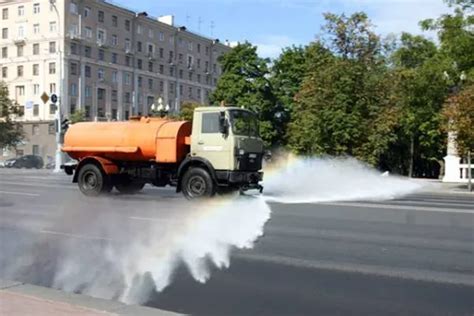 Зачем поливают дороги в дождь в Москве?